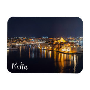 Imán Puerto de Malta iluminado por la noche