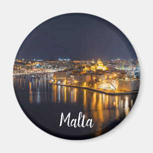 Imán Puerto de Malta iluminado por la noche