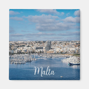 Imán Puerto de Sliema con edificios modernos y barcos
