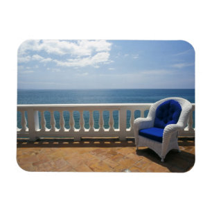 Imán Puerto Rico. Silla de mimbre y terraza enlosada en
