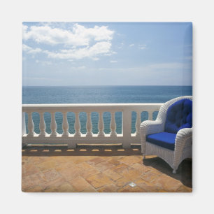 Imán Puerto Rico. Sillón de mimbre y terraza de baldosa