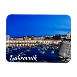 Imán Puerto y paredes de Dubrovnik iluminados por la no
