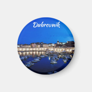 Imán Puerto y paredes de Dubrovnik iluminados por la no