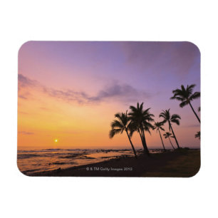 Imán Puesta del sol en la bahía de Kahaluu en Kona,