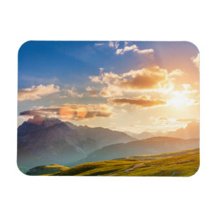 Imán Puesta del sol en las montañas
