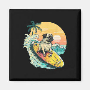 Imán Pug Divertido Surfando en la Playa Amante de las M