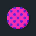Imán Puntos de polka azul en fuchsia<br><div class="desc">Puntos de polka azul en fuchsia</div>