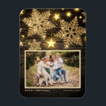 Imán Purpurina de oro de Faux Wood Snowflakes Photo Nav<br><div class="desc">¡Celebremos el espíritu festivo con nuestro imán de Navidades de fotos de personalizable! Perfecto para capturar tus momentos festivos favoritos, este imán te permite crear un conservador único que muestra la alegría y el amor de tu familia durante la temporada de vacaciones. Cuenta con copos de nieve de purpurina dorado...</div>