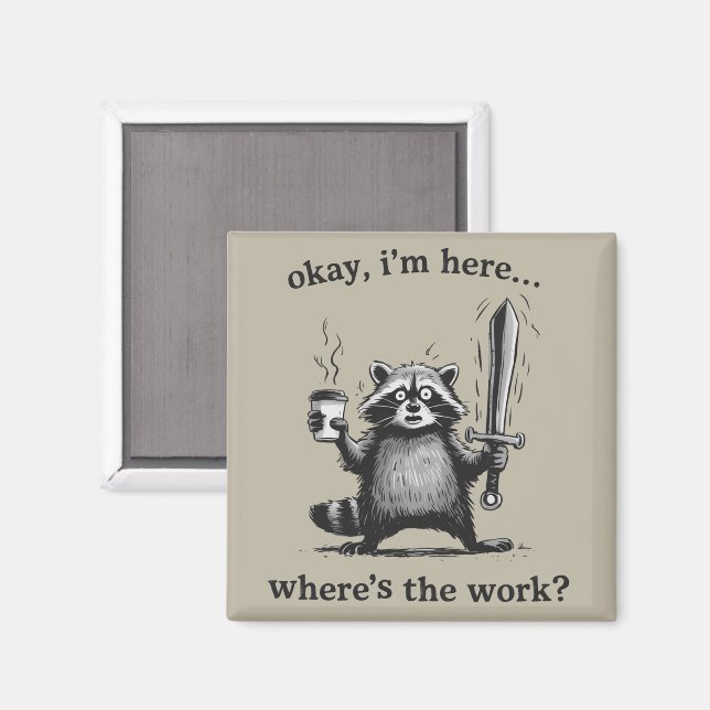 Imán Racoon Okay I'm Here Where's The Work Coffee  (Anverso/Reverso)