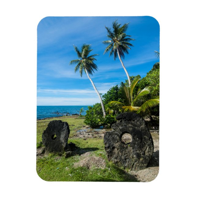 Imán Rai Stones En La Isla Yap (Vertical)