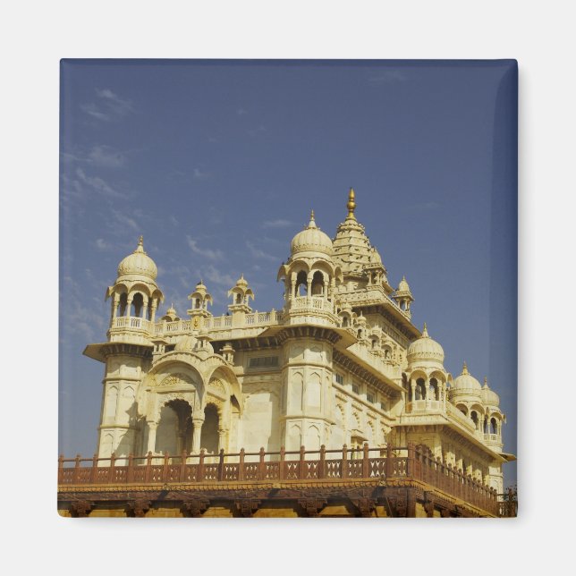 Imán Rajastán, India Una mujer de pie y activa (Frente)