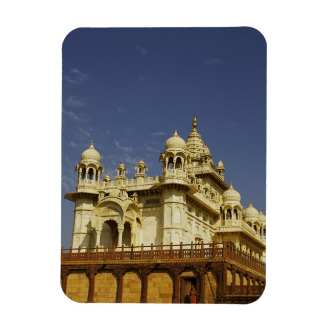 Imán Rajasthan, India Una mujer de pie en un templo ant (Vertical)
