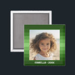 Imán Rayas retro - Navidades verdes - Foto simple<br><div class="desc">Sombras de patrón de rayas verdes con un área de texto simple para un nombre y una fecha. Agregue su selfie o instantánea de familia favorita. Usa una foto para crear este regalo único y personal de fotos. El fondo incluye un patrón de rayas retro con una actualización limpia y...</div>
