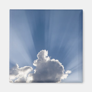 Imán Rayo crepuscular o rayos de Dios pasan junto a una