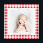 Imán Red y White Gingham Check Baby Birthdate Magnet<br><div class="desc">El cheque en color rojo y blanco es una manera encantadora de enmarcar la foto de un recién nacido y celebrar la llegada con un imán cuadrado con el nombre y la fecha de nacimiento. Haz de este imán para un nuevo padre,  abuelos y familia o amigos.</div>