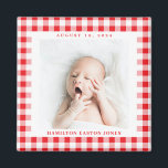 Imán Red y White Gingham Check Baby Birthdate Magnet<br><div class="desc">El cheque en color rojo y blanco es una manera encantadora de enmarcar la foto de un recién nacido y celebrar la llegada con un imán cuadrado con el nombre y la fecha de nacimiento. Haz de este imán para un nuevo padre,  abuelos y familia o amigos.</div>