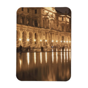 Imán Reflejando la piscina en el Louvre, París, Franci