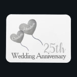 Imán Regalo de aniversario de 25 bodas en blanco y plat<br><div class="desc">Imán de regalo personalizado del 25º aniversario del boda en blanco con globos de corazón plateado. Cada globo puede ser personalizado a los nombres del esposo y la esposa que están celebrando su aniversario de boda plateado. El aniversario también puede cambiarse como se desee. El regalo moderno perfecto para amigos...</div>