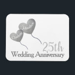 Imán Regalo de aniversario de 25 bodas en blanco y plat<br><div class="desc">Imán de regalo personalizado del 25º aniversario del boda en blanco con globos de corazón plateado. Cada globo puede ser personalizado a los nombres del esposo y la esposa que están celebrando su aniversario de boda plateado. El aniversario también puede cambiarse como se desee. El regalo moderno perfecto para amigos...</div>
