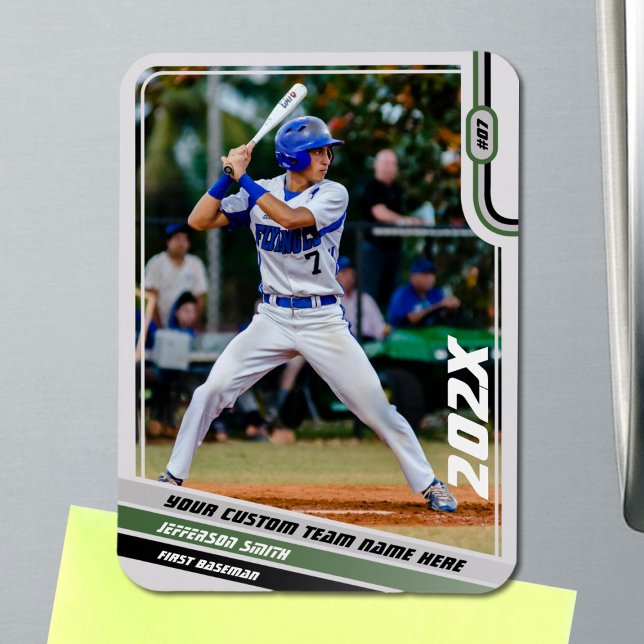 Imán Regalo de Personalizado jugador de béisbol en verd (Baseball Player Magnet in Light Grey with Custom Team Name and Black Green Stripes)