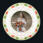 Imán Regalo fotográfico Keepsake del Boda rojo verde bo<br><div class="desc">Magnates de regalo de fotos de Boda verde y rojo bonito Keepsake. En primavera y verano los colores del azúcares verdes y pastel son rosa y rojo intenso. Un patrón geométrico moderno de primavera y verano bordea el cuadro en el medio. Reemplace la foto de este imán de nevera asequible...</div>