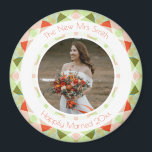 Imán Regalo fotográfico Keepsake del Boda rojo verde bo<br><div class="desc">Magnates de regalo de fotos de Boda verde y rojo bonito Keepsake. En primavera y verano los colores del azúcares verdes y pastel son rosa y rojo intenso. Un patrón geométrico moderno de primavera y verano bordea el cuadro en el medio. Reemplace la foto de este imán de nevera asequible...</div>