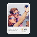Imán Regalos de parejas fotográficas de eclipse solar t<br><div class="desc">Presentamos nuestro 2024 Total Eclipse Photo Couples Gifts Ceramic Ornament (Parejas fotográficas de eclipse solar total), un querido conservador que capta la magia de este evento celestial. Personalizado con tu foto favorita del eclipse solar, este ornamento conmemora el momento asombroso cuando el sol, la luna y la tierra se alinean....</div>