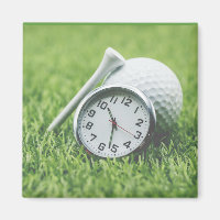 Reloj con bola de golf y tee es hora de jugar al g