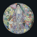 Imán Retrato de Friederike Maria Beer por Gustav Klimt<br><div class="desc">Retrato de Friederike Maria Beer (1916) por Gustav Klimt es un retrato de arte fino de la época victoriana. Friederike-Maria le pidió a Klimt que la pintara con un vestido de taller vienés que usaba exclusivamente. Klimt decidió que debía llevar su abrigo de piel por dentro para que el revestimiento...</div>