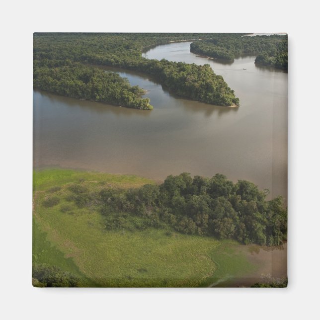 Imán Río Esequibo, río más largo de Guyana, y (Frente)