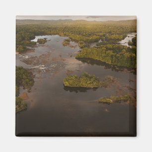 Imán Río Essequibo, río más largo de Guyana, y 4