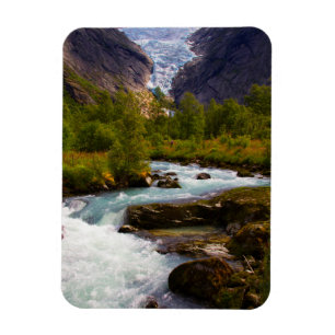 Imán Río que fluye del glaciar de Briksdal
