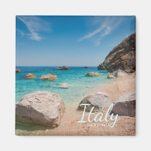 Imán Rocas en la playa de Cala Mariolu en Cerdeña, Ital
