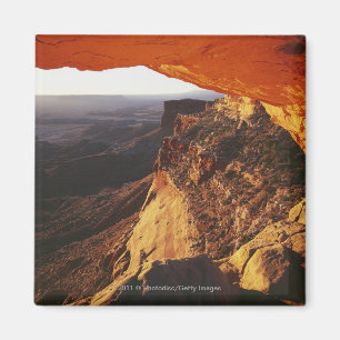 Imán Rock naranja con mano y cañón rocoso