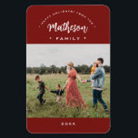 Imán Rojo Moderno Feliz Festividades Personalizado año<br><div class="desc">Presentamos el imán del año de la fotografía familiar del Personalizado de vacaciones Red Modern Happy Holidays! Esta moda y elegante tarjeta magnética es la manera perfecta de enviar un saludo especial de alegría a sus seres queridos durante las vacaciones. El diseño incluye las palabras "¡Felices Fiestas!" elegantemente curvadas sobre...</div>