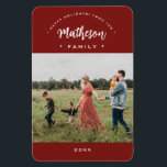 Imán Rojo Moderno Feliz Festividades Personalizado año<br><div class="desc">Presentamos el imán del año de la fotografía familiar del Personalizado de vacaciones Red Modern Happy Holidays! Esta moda y elegante tarjeta magnética es la manera perfecta de enviar un saludo especial de alegría a sus seres queridos durante las vacaciones. El diseño incluye las palabras "¡Felices Fiestas!" elegantemente curvadas sobre...</div>