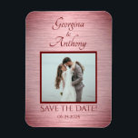 Imán Rosa Boda de oro Personalizado fotográfico Guardar<br><div class="desc">Regale a sus amigos y seres queridos esta foto especial Rosa Gold Custom Wedding Save the Date Magnet con un fresco efecto metalizado cepillado de borgoña y un lugar para agregar una foto de la pareja boda! Creado sin filtro rosa rubor en funda no lo deseas! ¡personalizar con tu cita...</div>