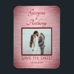 Imán Rosa Boda de oro Personalizado fotográfico Guardar<br><div class="desc">Regale a sus amigos y seres queridos esta foto especial Rosa Gold Custom Wedding Save the Date Magnet con un fresco efecto metalizado cepillado de borgoña y un lugar para agregar una foto de la pareja boda! Creado sin filtro rosa rubor en funda no lo deseas! ¡personalizar con tu cita...</div>