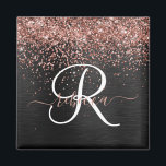 Imán Rosa personalizado Purpurina de oro Monograma de e<br><div class="desc">Personalice fácilmente este elegante diseño de imán de moda con un purpurina brillante rosa de oro sobre un fondo metálico negro cepillado.</div>
