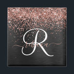 Imán Rosa personalizado Purpurina de oro Monograma de e<br><div class="desc">Personalice fácilmente este elegante diseño de imán de moda con un purpurina brillante rosa de oro sobre un fondo metálico negro cepillado.</div>