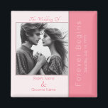 Imán Rosa Rosa para siempre comienza Boda fotográfico m<br><div class="desc">El diseño es elegante y minimalista, con el tema "Forever Begins" en rosa rosa. El imán boda de plantilla incluye campos de tipografía de personalizable para el tema boda, introducción, los nombres de novias y novios, el símbolo conjunto y la fecha boda. Es una adición simplemente elegante a tu evento....</div>