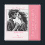 Imán Rosa Rosa para siempre comienza Boda fotográfico m<br><div class="desc">El diseño es elegante y minimalista, con el tema "Forever Begins" en rosa rosa. El imán boda de plantilla incluye campos de tipografía de personalizable para el tema boda, introducción, los nombres de novias y novios, el símbolo conjunto y la fecha boda. Es una adición simplemente elegante a tu evento....</div>