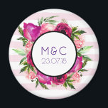 Imán Rosa rosa y amapola Floral Boda Fecha<br><div class="desc">Un imán de cita boda personalizado con las iniciales de la pareja. Diseñado con un ramo de flores compuesto por rosas rosa claro y adornos rosa oscuro con muchas hojas verdes y exuberantes. Un marco se colocó encima para colocar el texto de su personalizado dentro. El fondo es una suave...</div>