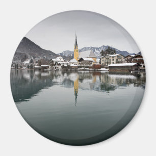 Imán Rottach-Egern en el Tegernsee, Baviera en invierno