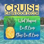 Imán Rótulo de la puerta de la cabina del barco Funny S<br><div class="desc">Hermoso imán de puertas de cabina de camarote de barco de crucero para viajar por el mundo. Diseño de acuarelas coloridas acentuadas con una piña amarilla. Divertido "Lo que pasa en un crucero se queda en un crucero" texto de tipografía escrita a mano. Marea el Día y disfruta de tu...</div>