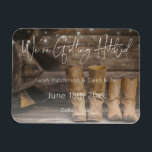 Imán Rústica boda de Cowboy Ranch Save the Date<br><div class="desc">Esto ahorra el imán de dátiles te permite compartir tu amor por todo lo rústico y vaquero - cuero gastado y madera de pino,  y luces de cuerda suave. Perfecto para un granero,  campo o boda casual. Creado por Simply Farmhouse Press; foto de Melanie Mauer en Unsplash.</div>