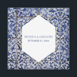 Imán Rústica etiqueta portuguesa a favor de la boda<br><div class="desc">Este diseño está decorado con cuadros rústicos portugueses. El texto boda está enmarcado con elegancia con una forma geométrica de color blanco y dorado. Diseño único de casamiento con flores azules y blancas Azulejo con elementos modernos. También hay disponibles invitaciones de boda coincidentes y otros artículos de papelería.</div>
