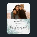 Imán Rústico Serás Mi Boda Verde.<br><div class="desc">Este elegante diseño de eucalipto hace la tarjeta de presentación de la dama de honor perfecta. Con una paleta de color verde sabio 'en moda' esta tarjeta complementará tu ocasión especial. Todo lo que necesitas hacer es agregar tu propia foto y nombre y habrás creado tu papel único.</div>