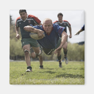 Imán Salto que anota del jugador del rugbi en groud con