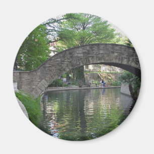 Imán San Antonio tiende un puente sobre Riverwalk